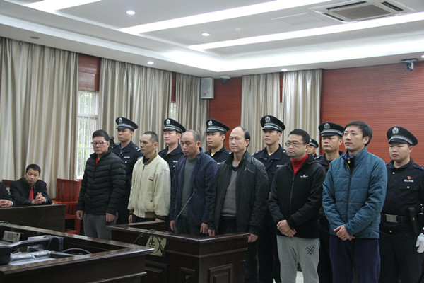 被告人在法庭上等待宣判